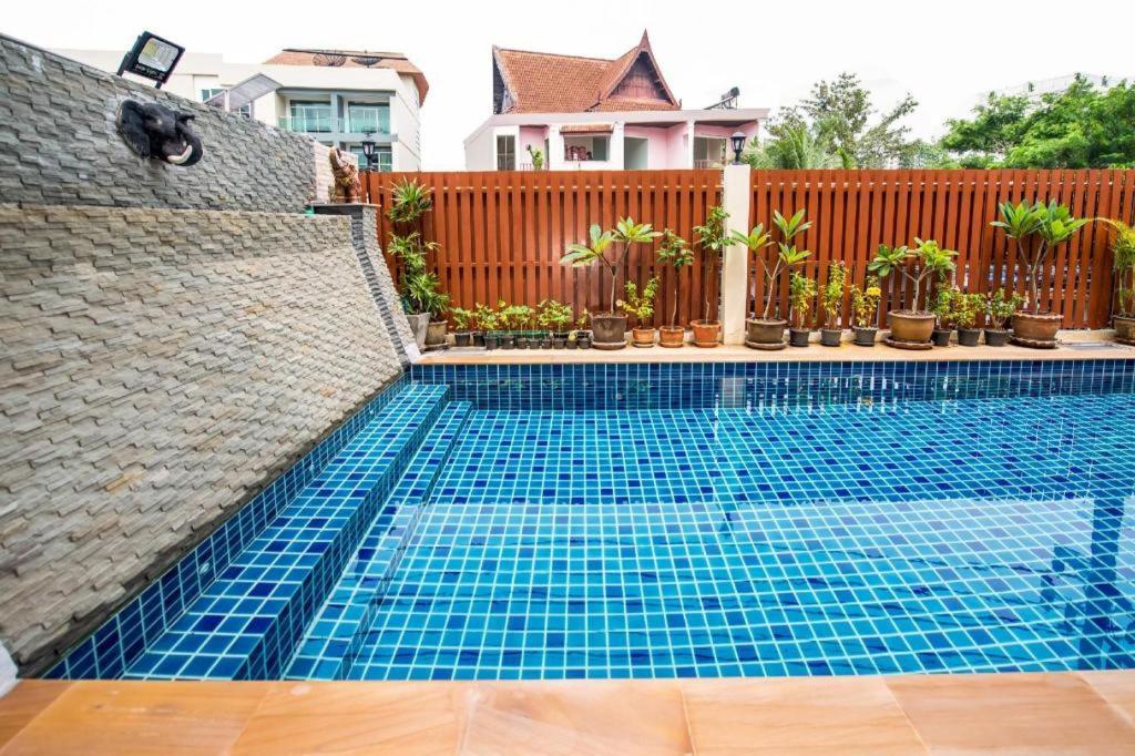 Hotel Oyo 343 Wanna Marine Patong Exterior foto