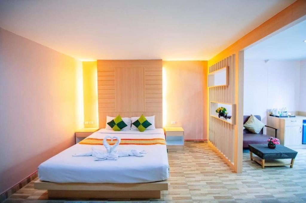 Hotel Oyo 343 Wanna Marine Patong Exterior foto